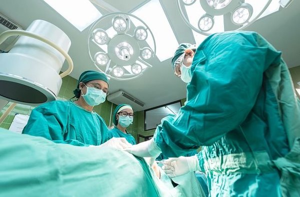 Quelle est la bonne position pour dormir après une abdominoplastie ?